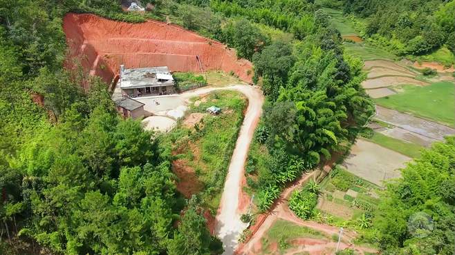 当初花2万元请地理先生看的位置建房子，住了五年却活成这样？