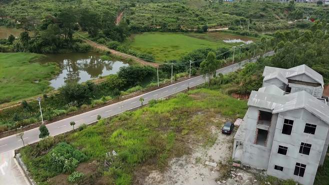 某某老家花巨资建别墅，建成这样却停工了，怎么回事