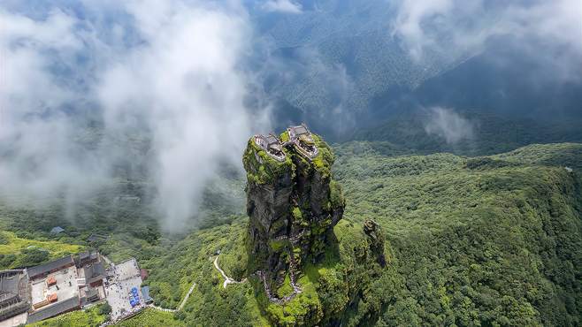 航拍贵州梵净山红云金顶，高高耸立直插云霄，宛如一座天空之城