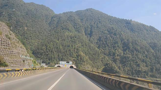 重庆酉阳到龙潭古镇，一出隧道就是美景，山大的不得了