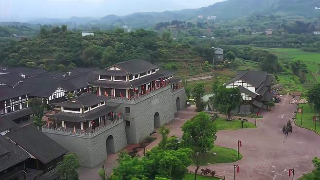 泸州名胜古迹众多，乐道古镇普照山寺春秋祠最著名