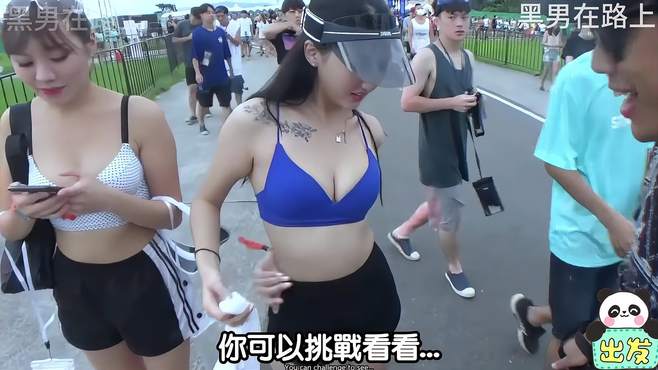 街头美女挑战反手摸肚脐，你做得到吗？