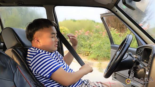 小伙驾校学车，私自开出去闯祸，真是不省心