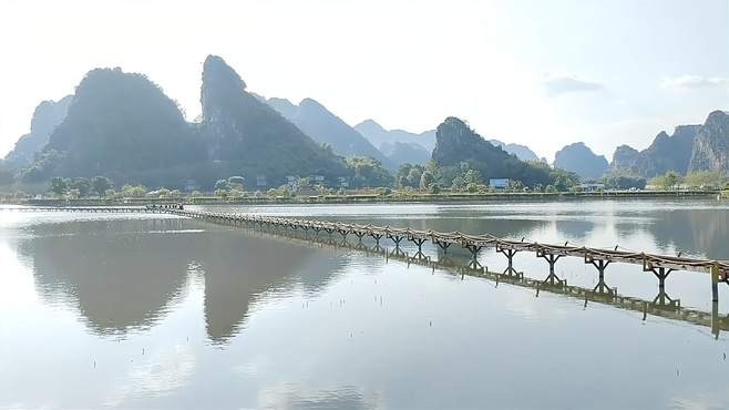 清远英西峰林晓镇，峰峦叠嶂，青山浮水，两岸景色宛如百里画廊