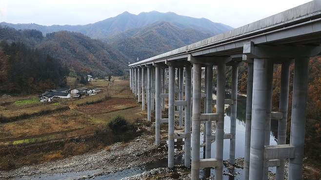 秦岭小镇美丽筒车湾