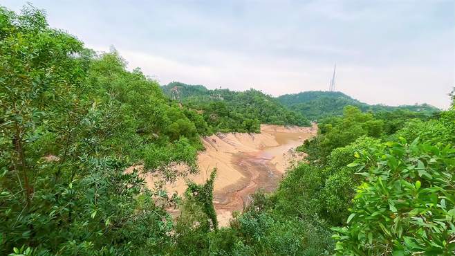 建于70年代，水库造型十分独特，形似横生的枝桠，在山间自由生长