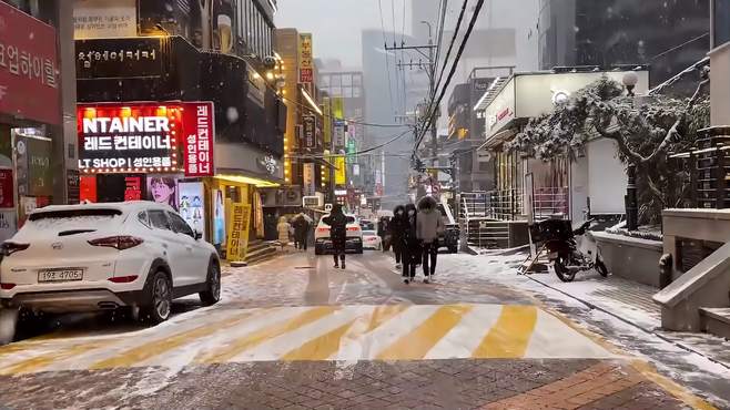 极寒旅行体验，城市飘起片片雪花，冷艳美景令人陶醉