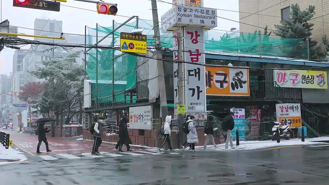 城市街头雪景，白茫茫一片，宁静祥和