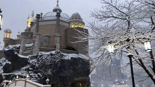 欣赏城市冬日雪景美景，在绚丽的城市中感受大自然的奇妙