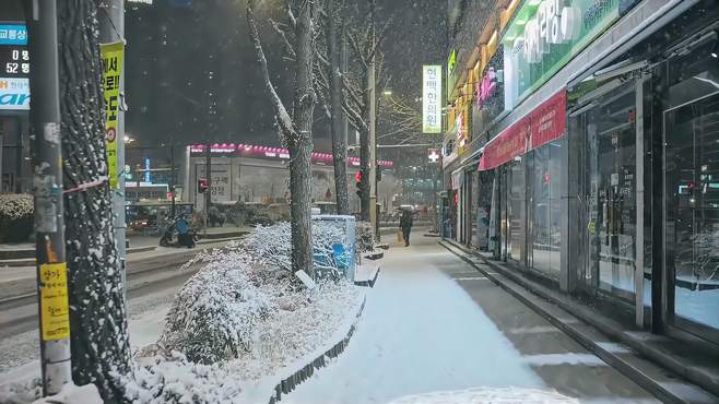 冬季赴城市欣赏雪景，漫步瑞雪中品味幸福时光，冰雪活色生香