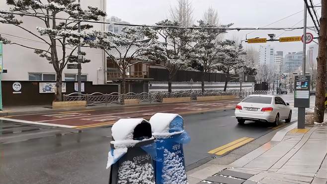 窗外首尔换新装，街头雪景成画卷，心动旅程在这揭幕