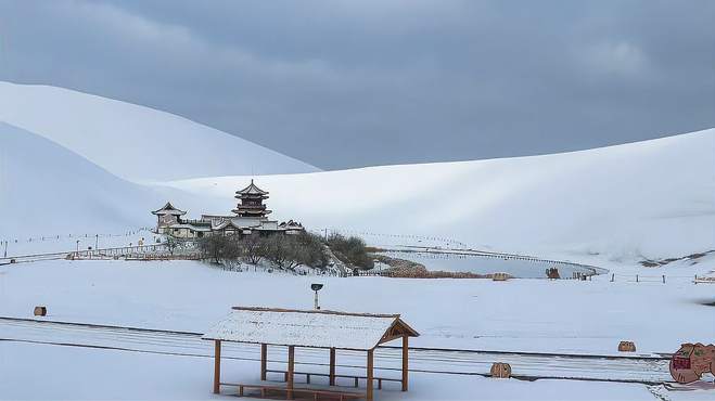 甘肃敦煌迎降雪，大漠黄沙换银装，景色美轮美奂一起快来看看吧