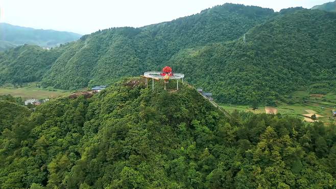 贵州一山顶发现两只“超级大手”，能同时站500人，你敢上去吗