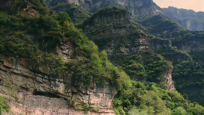 太行山深处的上腊江村，只有一条悬崖公路可以到达，美如世外桃源