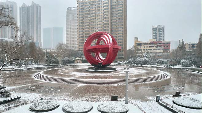 合肥又下雪了，航拍合肥市瑶海区和平广场雪景