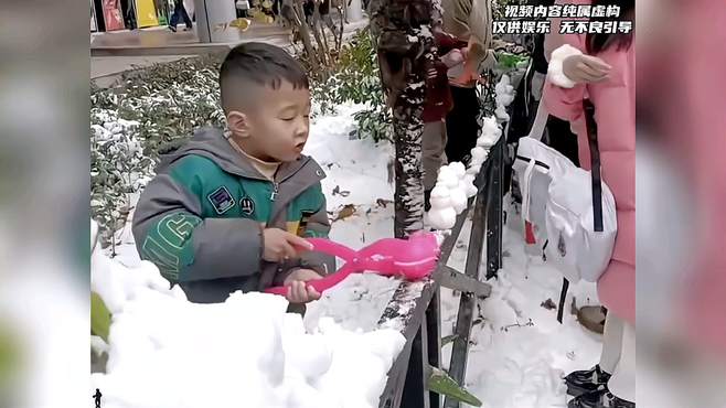 小孩哥捏个雪球，大学生人人伸手拿，秒变流水线工人