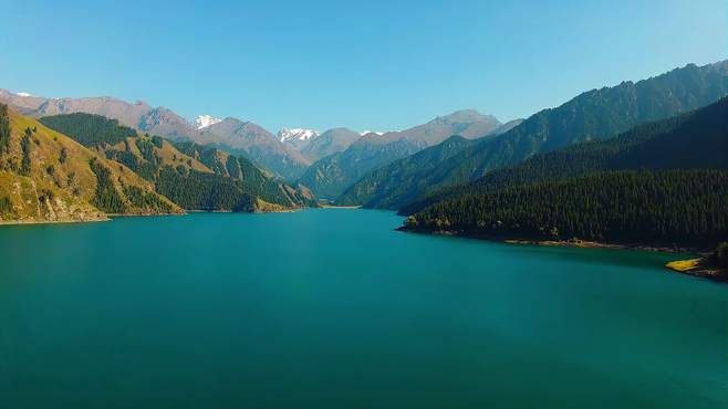 新疆风景区占地160平方公里，拥有瑶池，美景尽收眼底