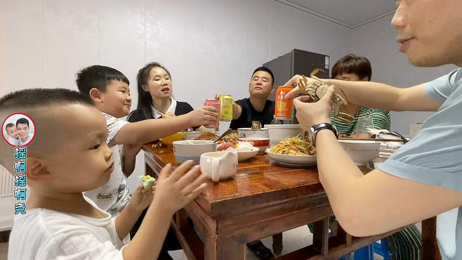 一盒月饼表心意，六匹螃蟹显真情，一辈子有个这样的兄弟人生足矣