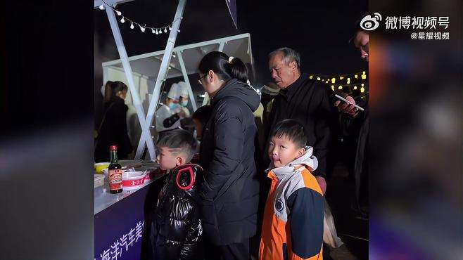 长沙不可错过的后备厢集市  近期，长沙的气温骤降，体感的寒冷程度甚至不亚手东北。然而，这样的严寒天气并未能阻挡长沙人民对美食的热爱。在广电前坪举办的汽车美食夜市