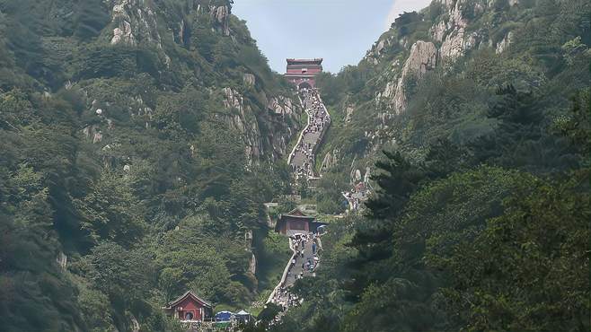 山东济南名胜之一，泰山余脉，山势平缓，海拔285米，景区宜游