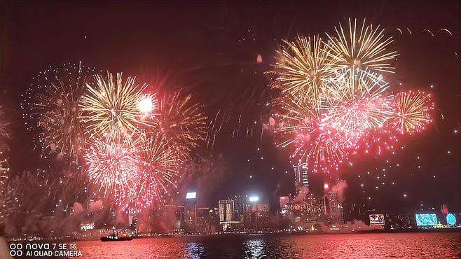 香港的跨年烟花表演，祝大家新年快乐，万事胜意！