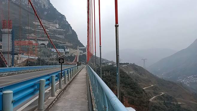 阿志河大桥居高临下