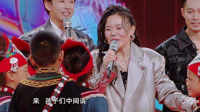 #龚琳娜阿依合唱团 这是一群被 老师带出大凉山的孩子，他们的声音和眼神一样清澈明亮，他们的歌声穿越群山，唱进心田，谢谢他们，也谢谢龚老师，让我们听到了这么美妙的