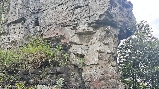 沙坪坝虎峰山神奇的石头，风景壮美地势险要，游览需注意安全