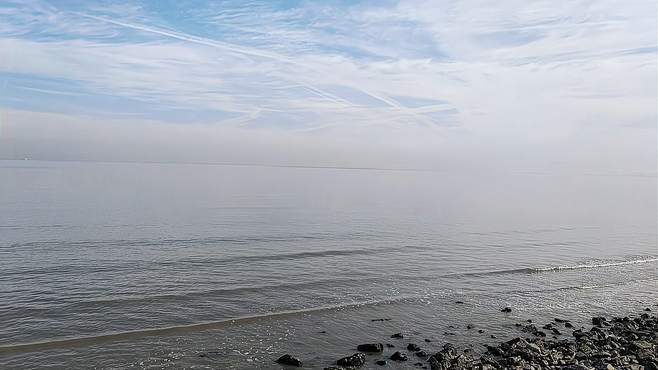 碧海蓝天，望到尽头，海天一色，分不清哪处是海哪处是天