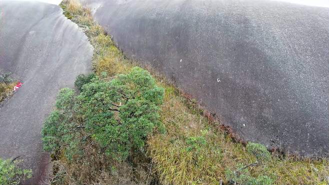 航拍大深山里的风景与云海