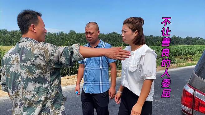 小伙在地里干着活，看到这种情况霸气赶走坏人，传递正能量