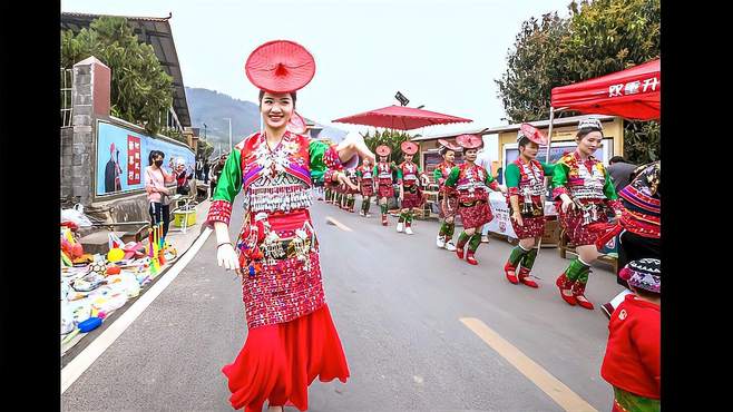 请欣赏帽子翻着戴的花腰傣族舞蹈