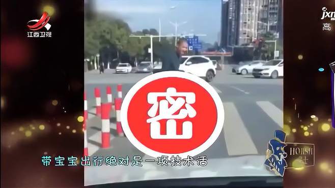 男子带着宝宝们过马路，眼看要来不及了，马上抱起宝宝们跑