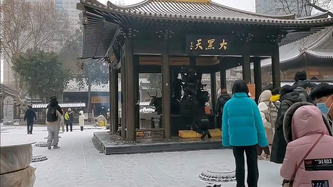 雪中西安大兴善寺，上香的人还不少，来这里让人的心突然有份安宁