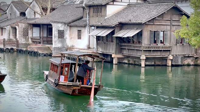 青砖黛瓦，枕水江南