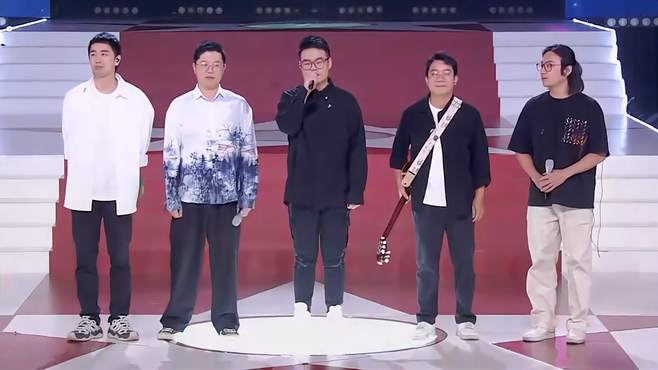 未来世乐队演唱童谣改编的原创歌曲《水月谣》，给观众带来一场听觉盛宴