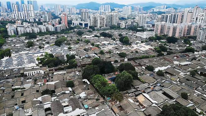 福建福州，千栋高楼环绕庞大的古建筑群，气势恢宏堪称一大奇观