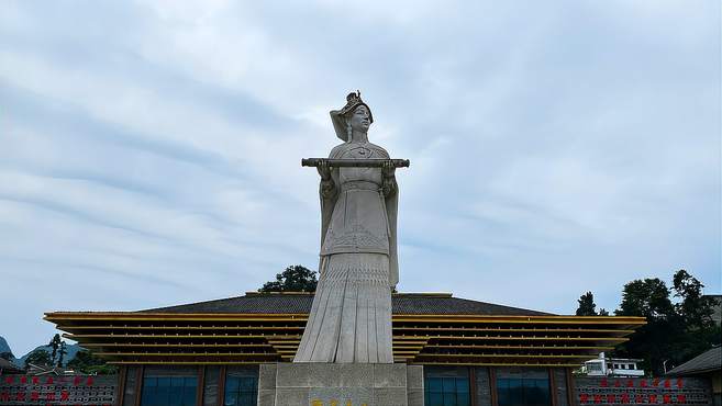 贵州开阳县，水东布依族土司统治600余年，有说是从中原来的汉族