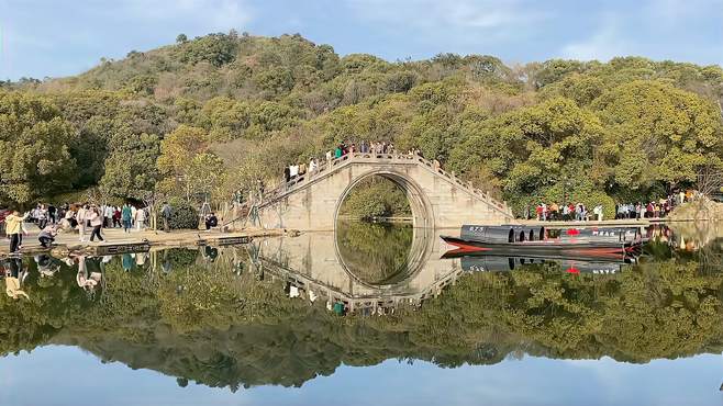 柯岩风景区，包括柯岩鉴湖鲁镇和香林四大景区，这里的风景美如画