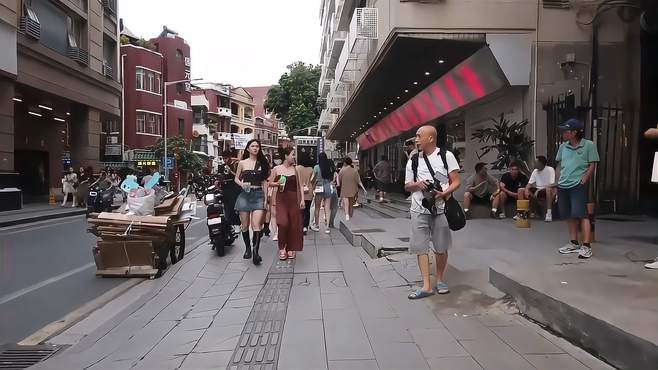 探寻小镇美景建筑，体验度假风情，畅游在街头之旅