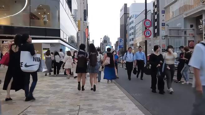 游览大城市的建筑美景，感受亚洲城市的风光韵味