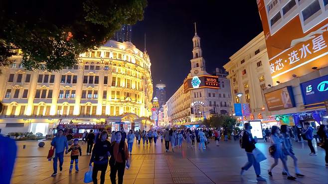 上海夜景美如画，街道两旁的建筑充满了异国气息，可谓风情浓郁