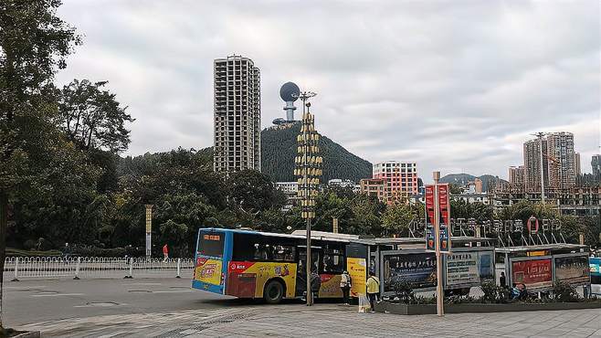 今天转了转红果的的小街道、美食摊和胜境广场