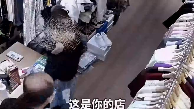 男子进女装店搭讪女店主，都是问些奇怪问题，莫名其妙