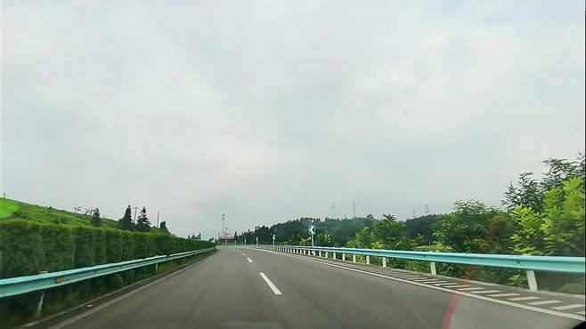 贵州高速公路一路上都是美景，真是的是一种享受，点赞贵州高速