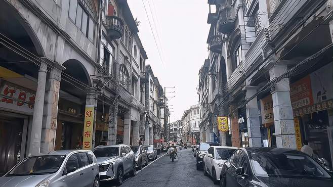 狂飙京海拍摄地其实是在广东一个小城，走在街上年代感满满