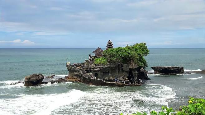 巴厘岛 旅游(“探索巴厘岛：探访神秘文化与美丽自然”)