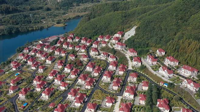 辽宁宽甸，大山深处隐藏中国规模最大山体民宿区，272户密密麻麻