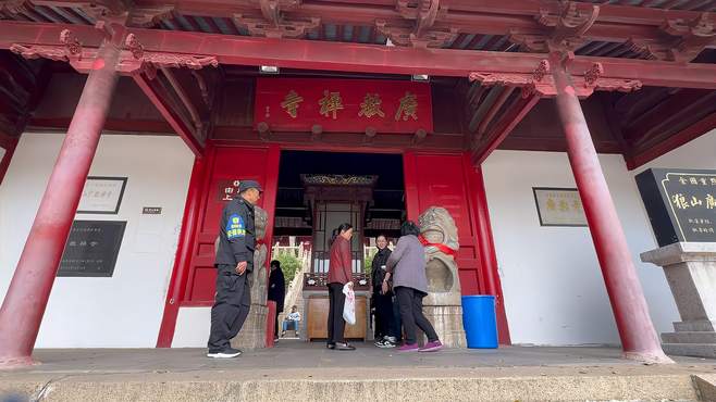 在南通狼山山下走走