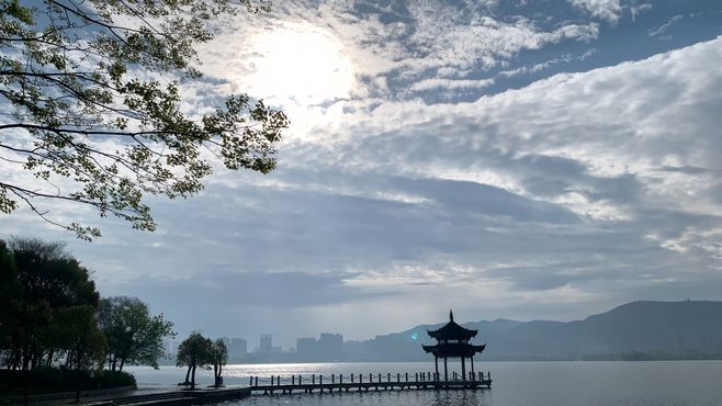 早上这样鸟语花香的湖边，太适合谈情说爱了。雨后日出，心情大好